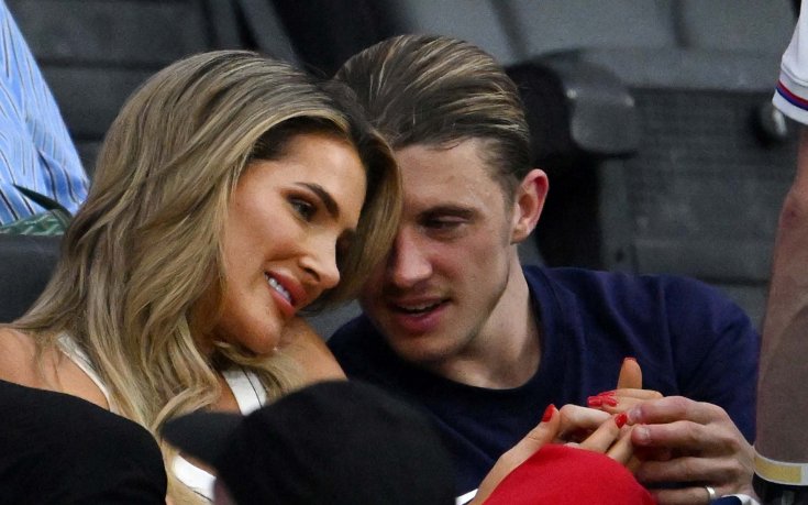 Дамата, която подкрепя отблизо Конър Галахър