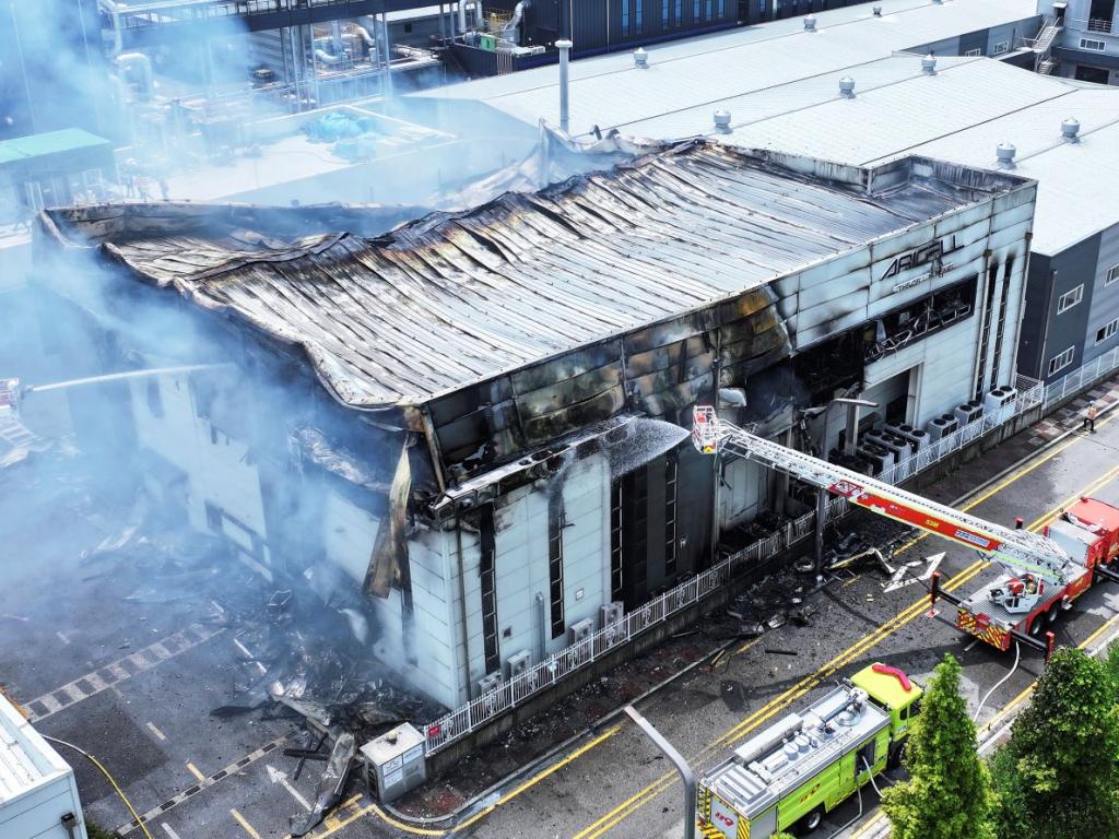 Шестнадесет души са загинали при пожар във фабрика за производство на