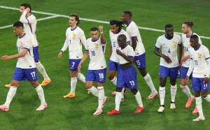 Франция и Мбапе гонят първото място в групата срещу отпадналия Полша
