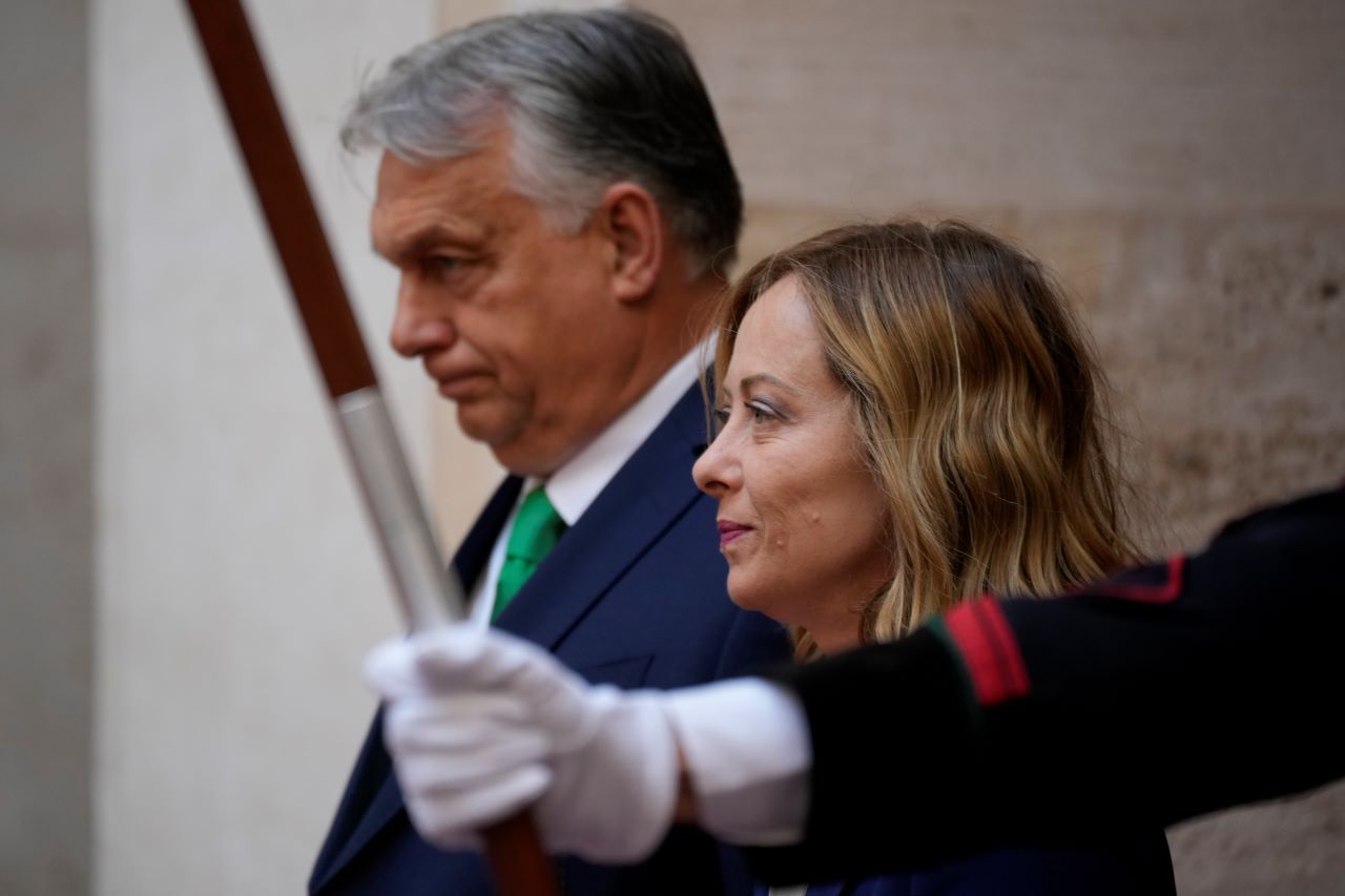 <p>В навечерието на нова среща на върха на европейските лидери, която ще се проведе по-късно през седмицата и на която се очаква отново да се говори за разпределяне на висшите европейски постове, италианският премиер Джорджа Мелони отново проведе среща с унгарския си колега Виктор Орбан.</p>