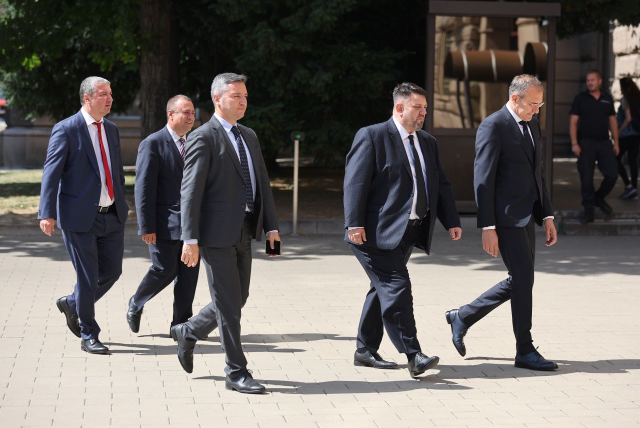 Втори ден продължават консултациите при президента Румен Радев с парламентарно представените политически сили в 50-ото Народно събрание за съставяне на правителство.