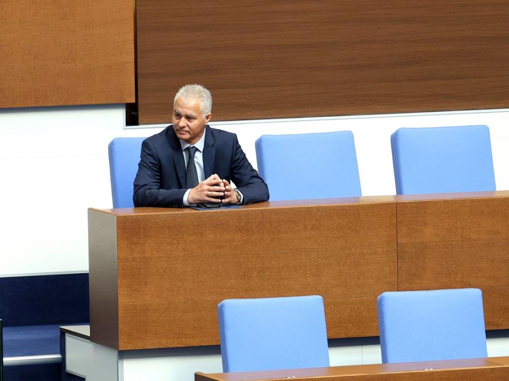 От Продължаваме промяната – Демократична България поискаха оставката на председателя