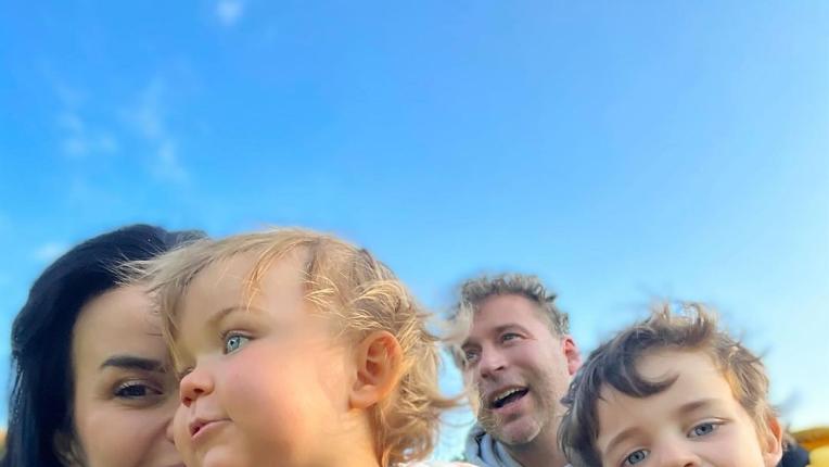  Вижте сладките фотоси на Мона и фамилията ѝ 