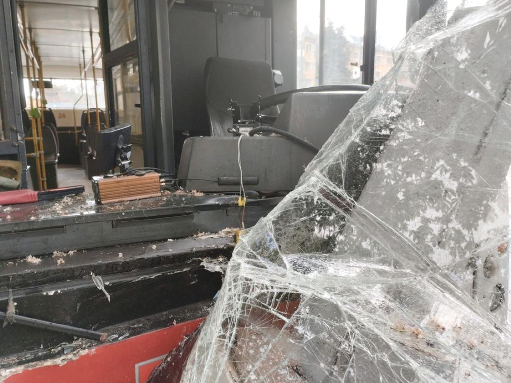 Шестнадесет души бяха ранени в ранните часове днес при катастрофа