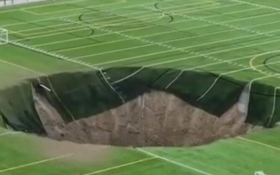 Огромна дупка погълна част от футболен терен в Щатите (видео)