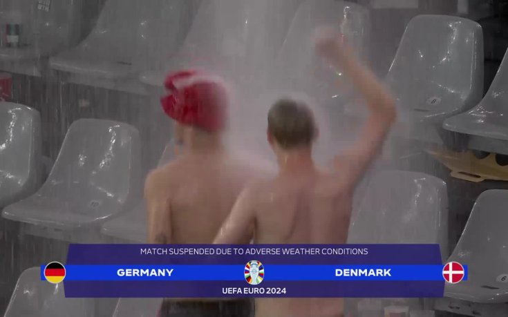 Бурята не уплаши феновете: вижте как се забавляват (видео)