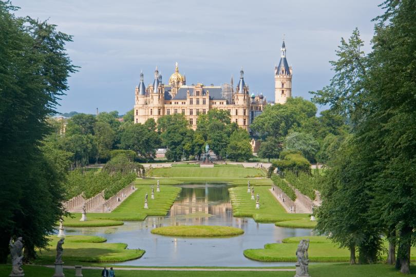 <p><strong>Замъкът &quot;Шверин&quot; </strong>се намира в град Шверин, столицата на провинция Мекленбург-Предна Померания, Германия. Разположен е на остров в главното езеро на града.</p>

<p>В продължение на векове замъкът е бил дом на&nbsp;великите херцози на Мекленбург. Счита се за едно от най-важните произведения на романтичния историзъм в Европа и е&nbsp;обект от световното културно наследство. Наричан е още &bdquo;Нойшванщайн на Севера&ldquo;.</p>