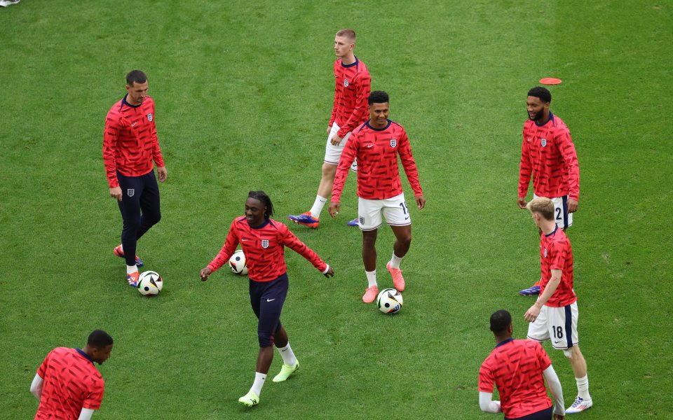 Първи жълт картон в мача - получи го централният бранител