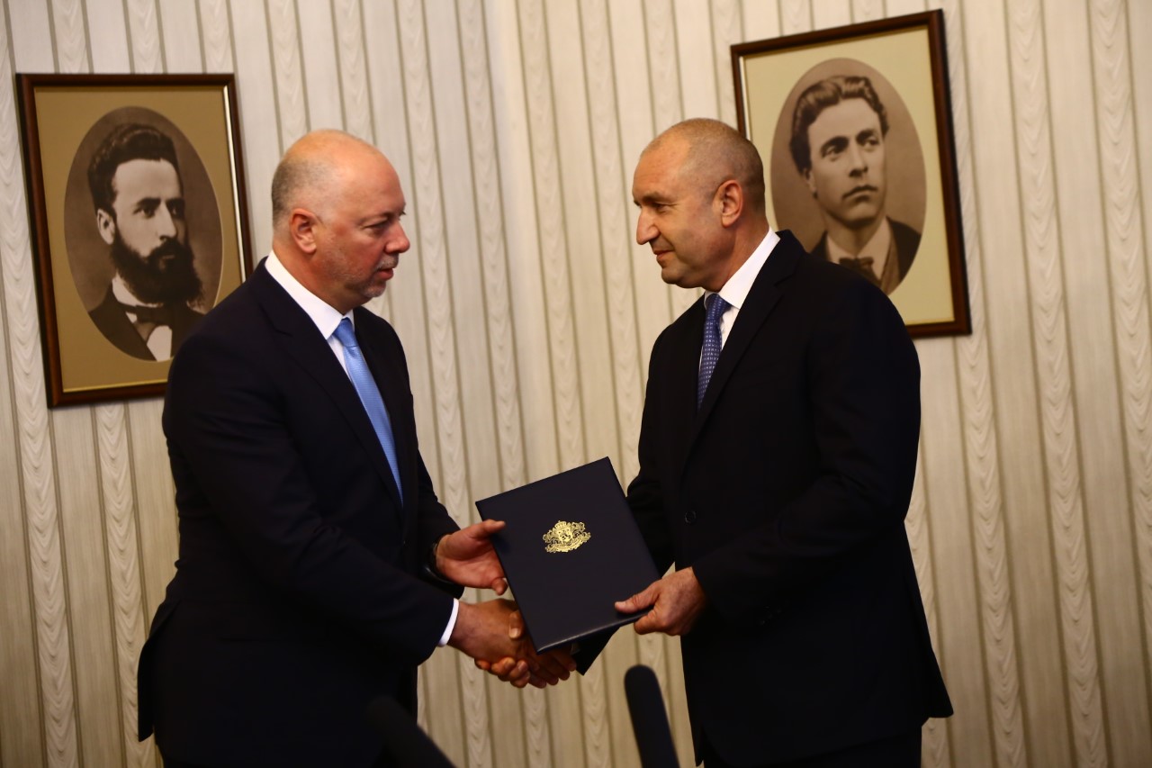 Президентът Румен Радев връчи първия проучвателен мандат за съставяне на правителство на кандидата за министър-председател, излъчен от ГЕРБ-СДС, Росен Желязков.