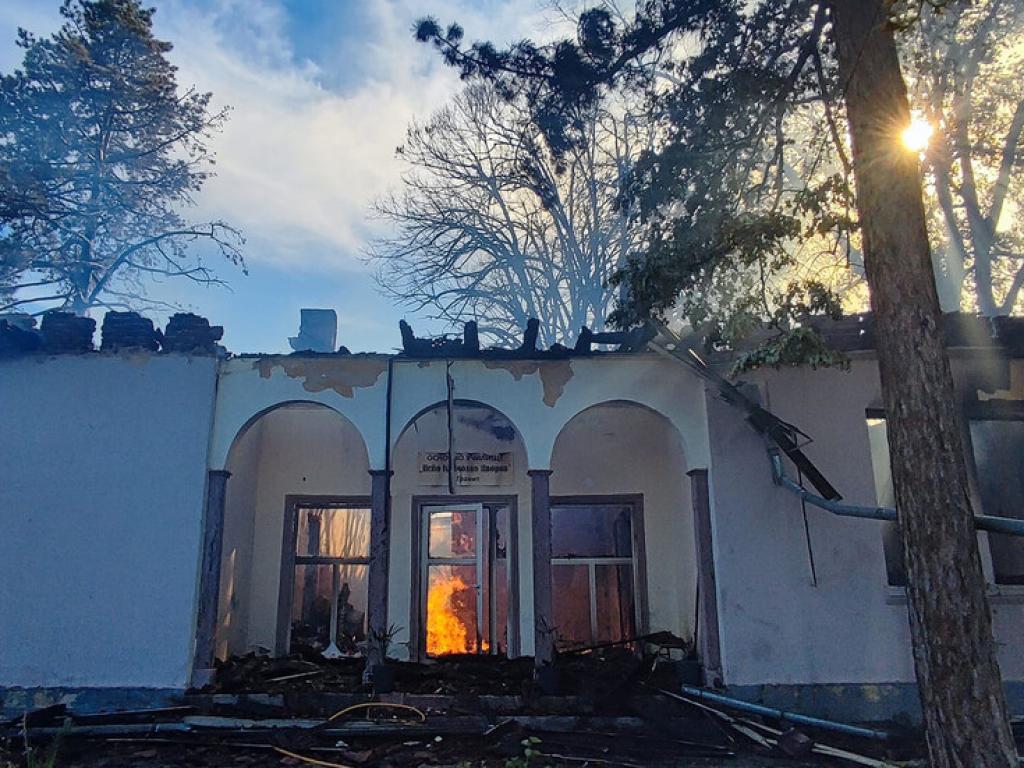 Пожар изпепели основното училище в село Гранит Огънят тръгнал от