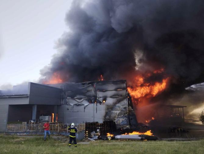 Пожар гори в търговски магазин в Разград