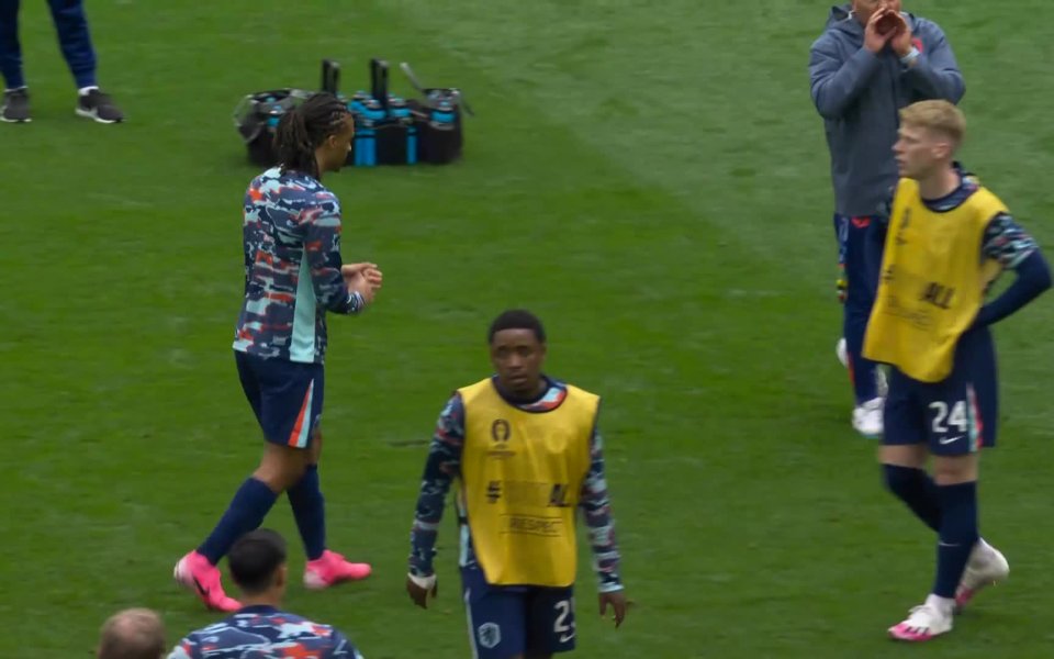 Отборите на Румъния и Нидерландия загряват преди осминафиналния сблъсък помежду