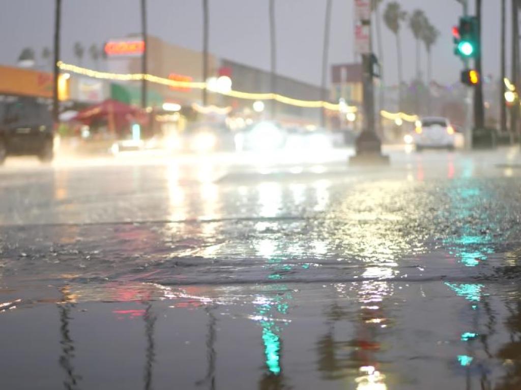 Двама души загинаха при мощна буря която връхлетя Западните Балкани