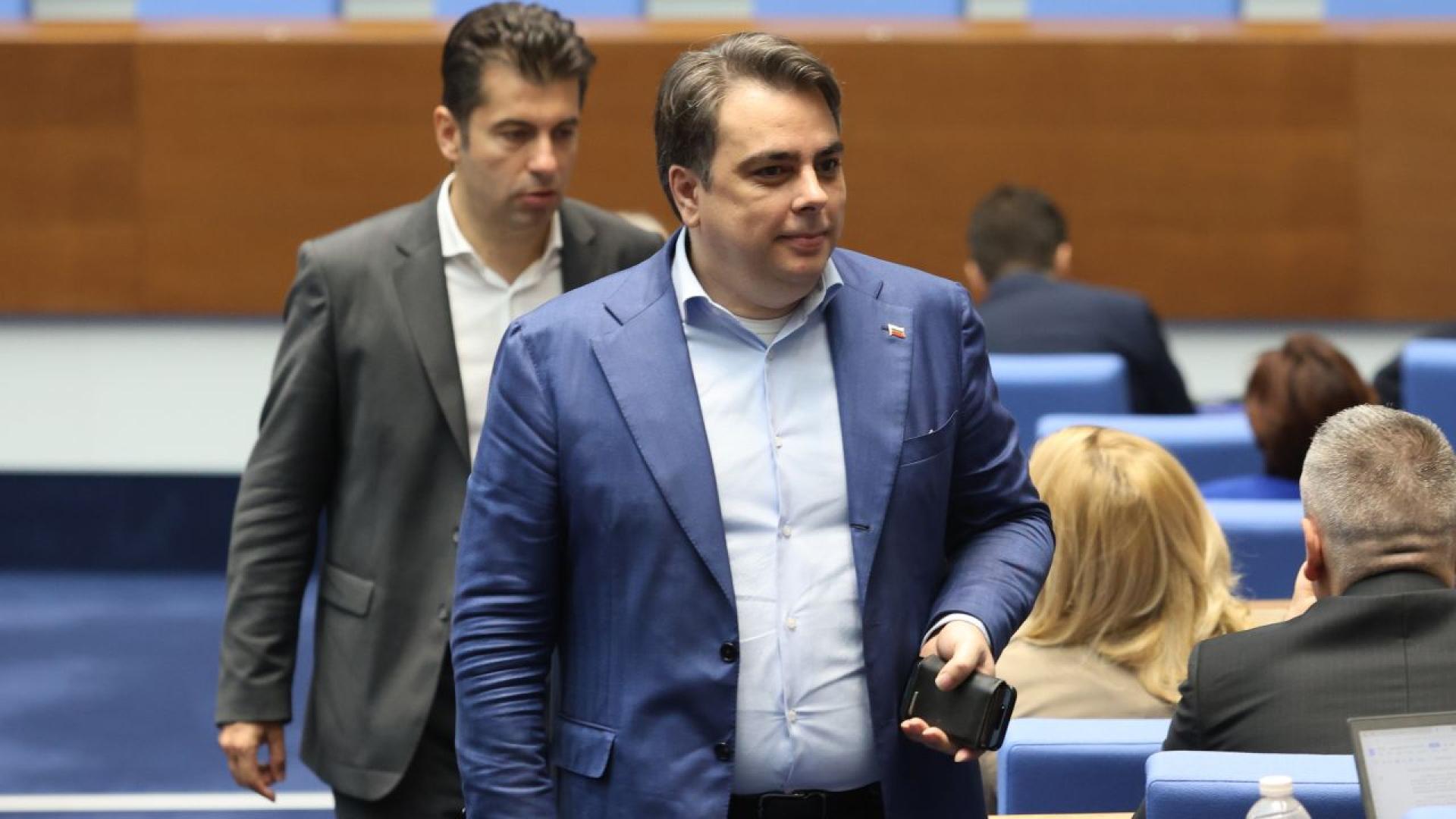 Съпредседателят на ПП ДБ Асен Василев подари калкулатор на лидера на