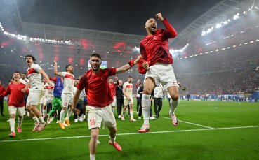 Празненствата на турските футболисти след победата с 2 1 над