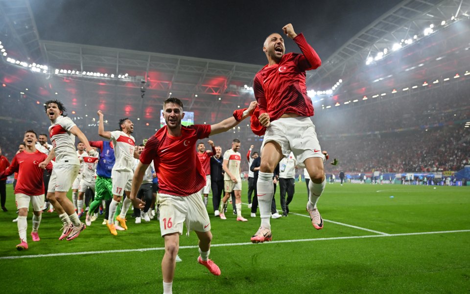 Празненствата на турските футболисти след победата с 2:1 над Австрия