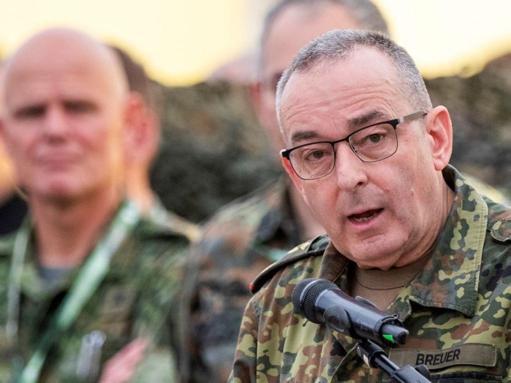 Генералният инспектор на Бундесвера еквивалент на началник на отбраната бел
