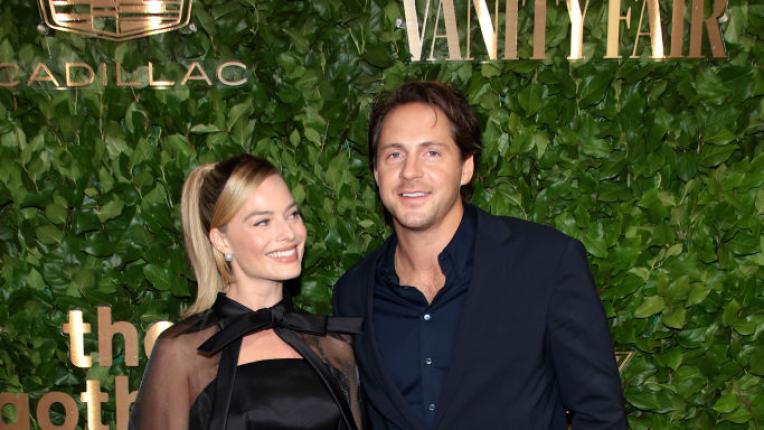  Марго Роби и брачният партньор ѝ Том Акърли 