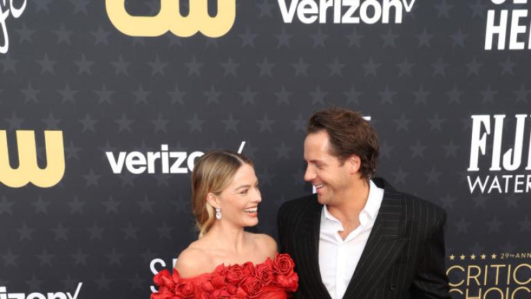  Марго Роби и брачният партньор ѝ Том Акърли 