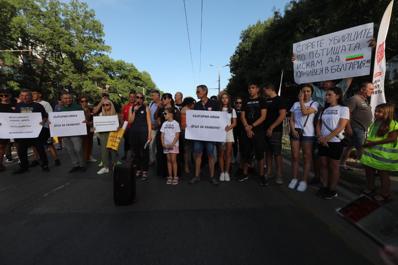 Протест на бул. Сливница за убитите Ани и Явор.