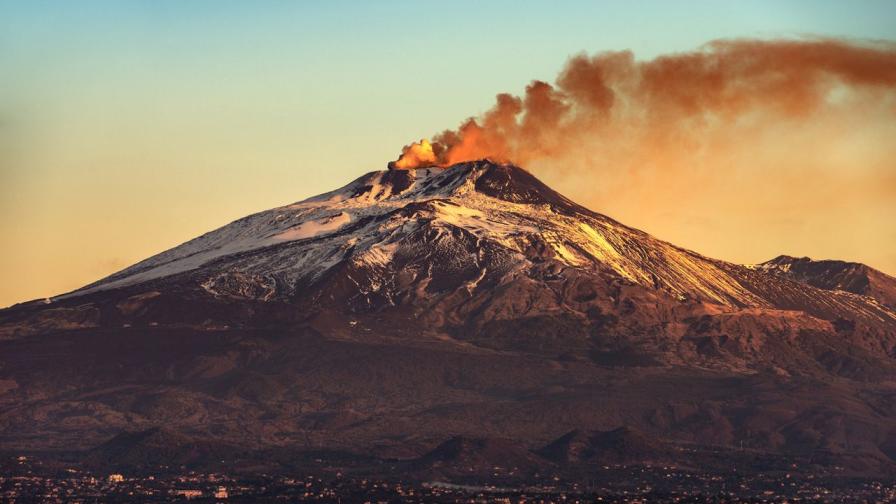 АНСА: Етна изригна отново, полетите от Катания са преустановени