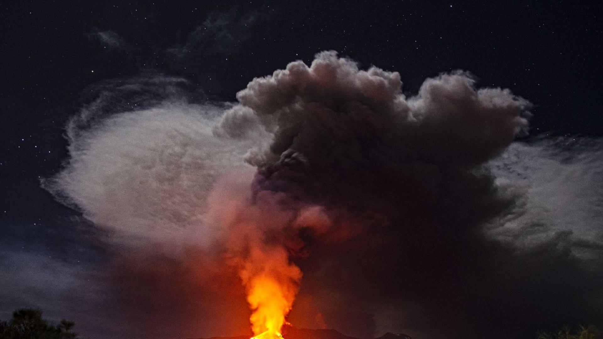 Изригнал вулкан на Хавайските острови отново започна да изхвърля стълбове