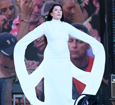 В поразителна проява на артистичен активизъм известната артистка Марина Абрамович