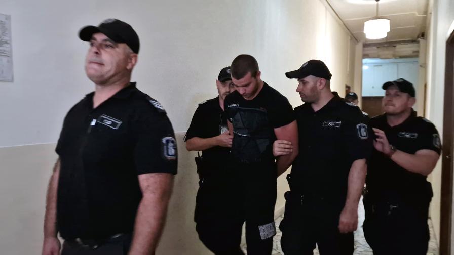 Съдът остави в ареста полицая, обвинен за побоя на "Градина"