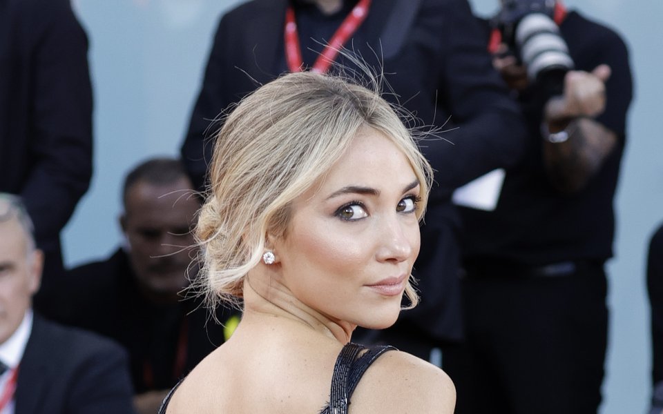 Жената на Алваро Мората не спира да привлича вниманието в