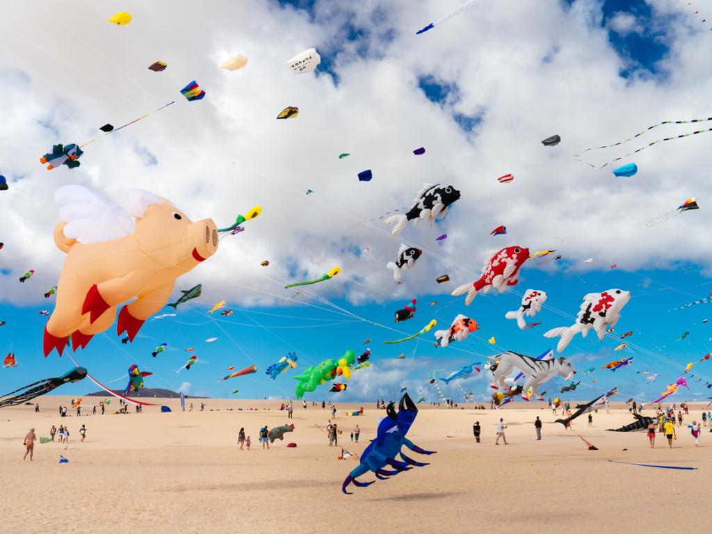 На плаж в Североизточна Великобритания бяха пуснати десетки хвърчила за да