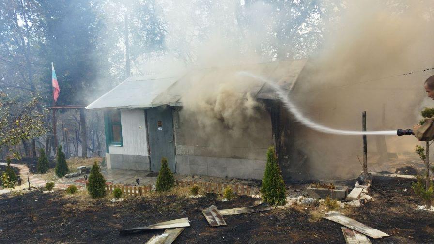 Борбата с пожара в село Отец Паисиево продължава