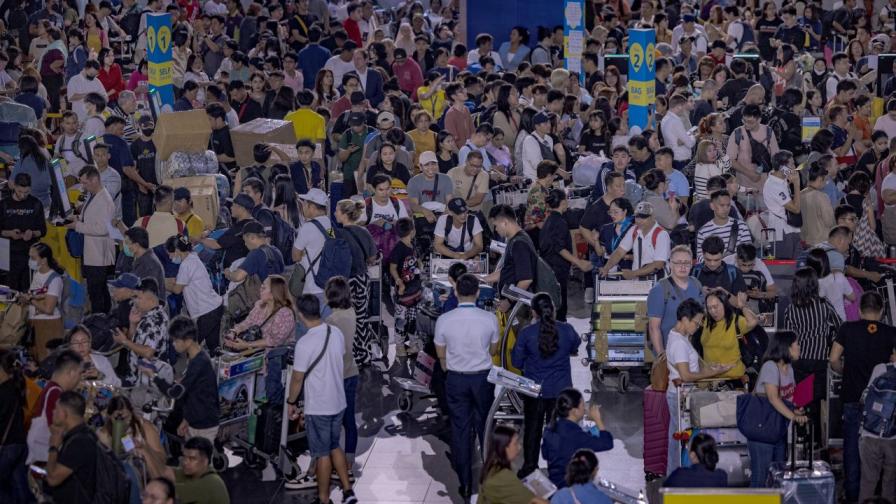 Дълги опашки от пътници се образуват пред гишетата за регистрация на международното летище „Ниной Акино“ на 19 юли 2024 г. в Манила, Филипините, на фона на глобално прекъсване на информационните технологии, причинено от прекъсване на работата на Microsoft и ИТ проблем на CrowdStrike