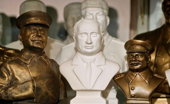 Бюст на съветския диктатор Сталин беше обезглавен с чук в парк край Москва