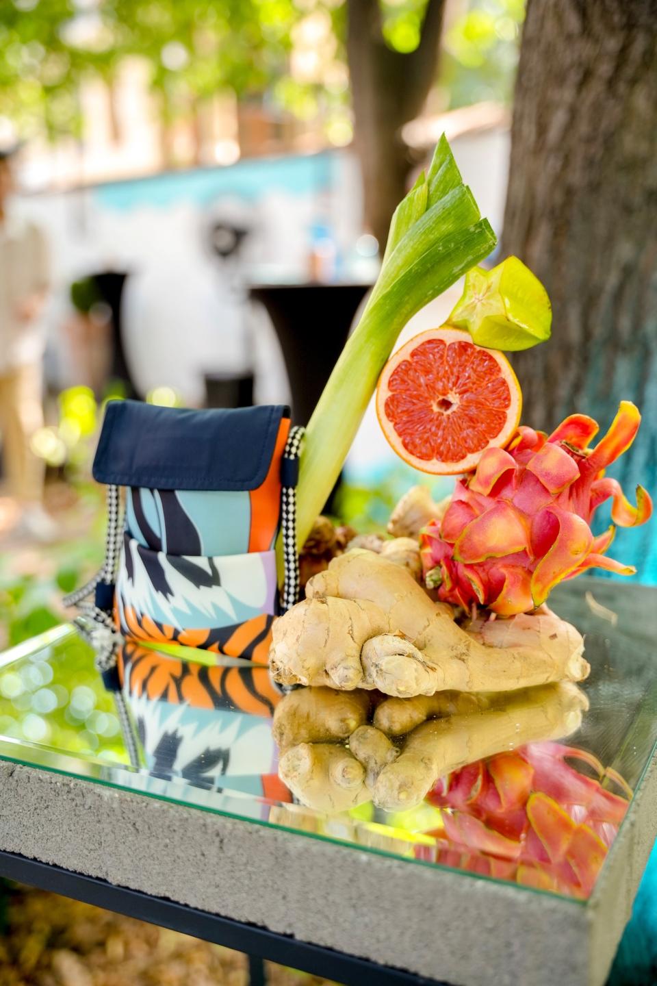  Много харесваме Антония Йорданова. Заради превъзходната й креативност, бързия и доста изчерпателен разум, дизайнерския почерк, който оставя диря години наред на българската фешън сцена, само че най-много поради смелостта й. Да не й пука. Да не държи да се слее, да се откроява в действителност с лекост, която единствено тя умее. Самата Антония споделя:, Вдъхновена от концепцията за устойчива мода, Антония сътвори специфични мини арт чанти, направени от материали от към този момент осъществени нейни фешън сбирки. Моделът на мини арт чантата е основан, с цел да бъде съвършеният аксесоар за летните дни в стилен размер, който събира единствено най-нужното за edna жена на вечерно излизазане. 