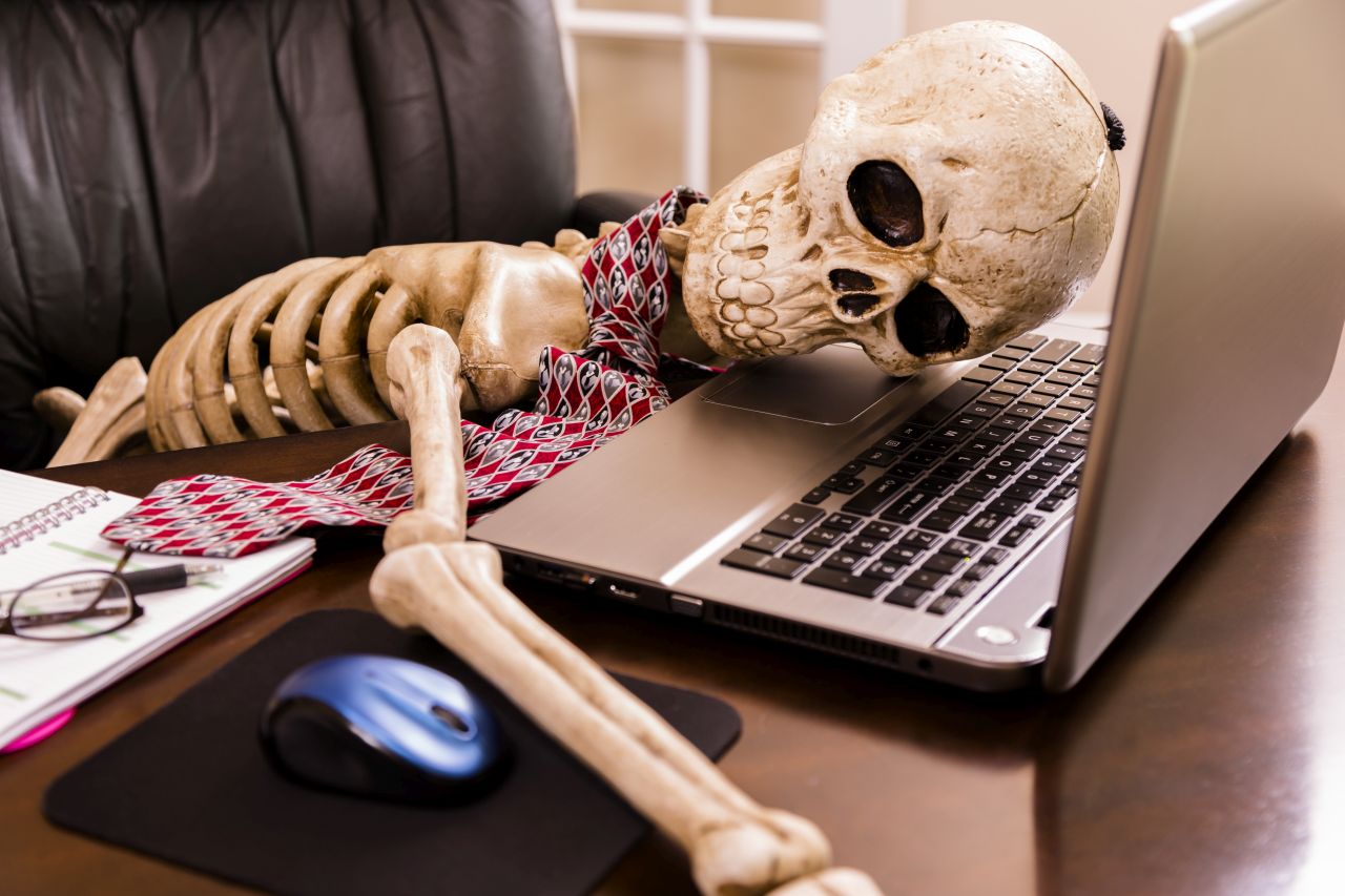 <p>Засичането на екрани цял ден може да наруши концентрацията, съня и дори емоциите ти. Лесно е да загубиш представа за времето, докато скролваш.</p>