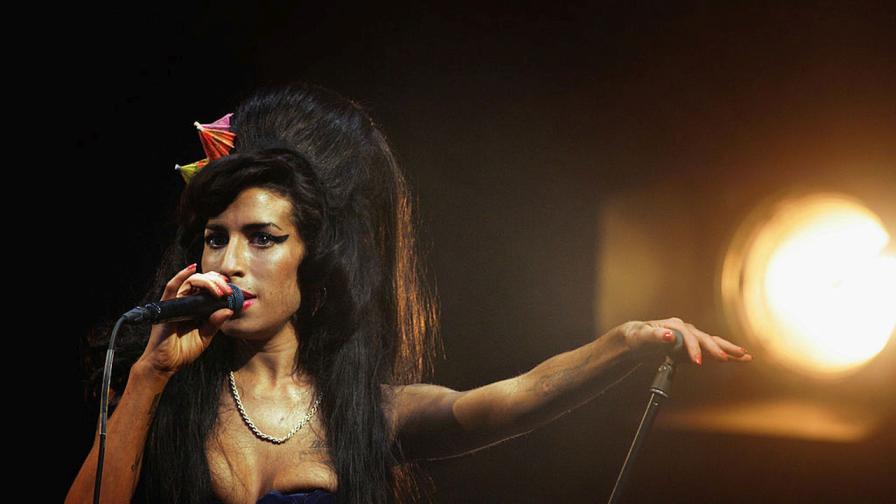 Съдът реши: Бащата на Ейми Уайнхаус загуби делото за вещите на покойната звезда