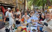 60-метрова маса с храна затвори улица в София (СНИМКИ)