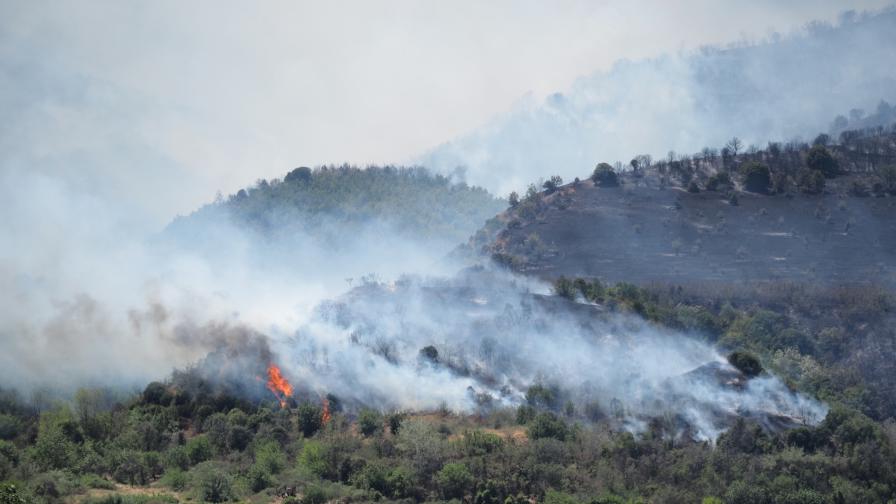 Огромен пожар над Струмяни, евакуират села