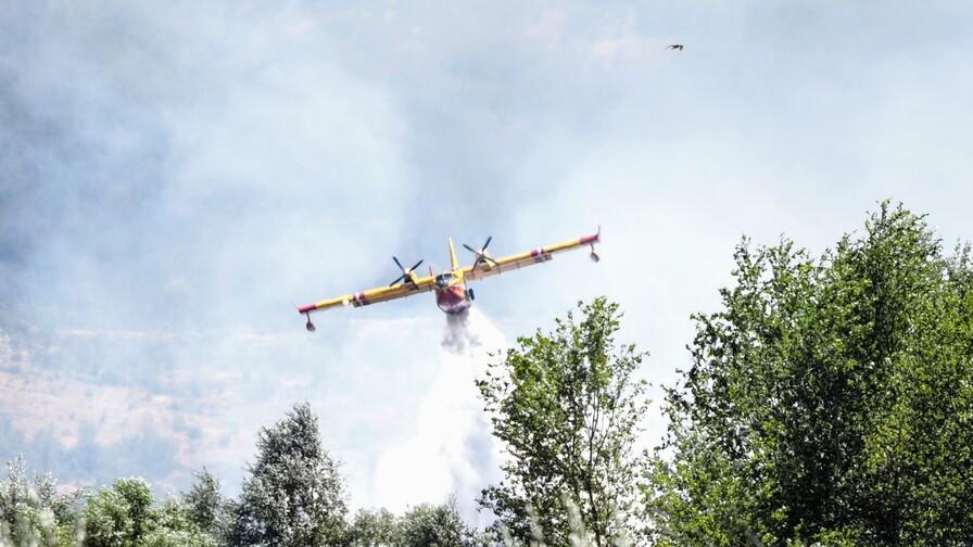 Шведски самолети заместиха френските над пожара в Малешевската планина