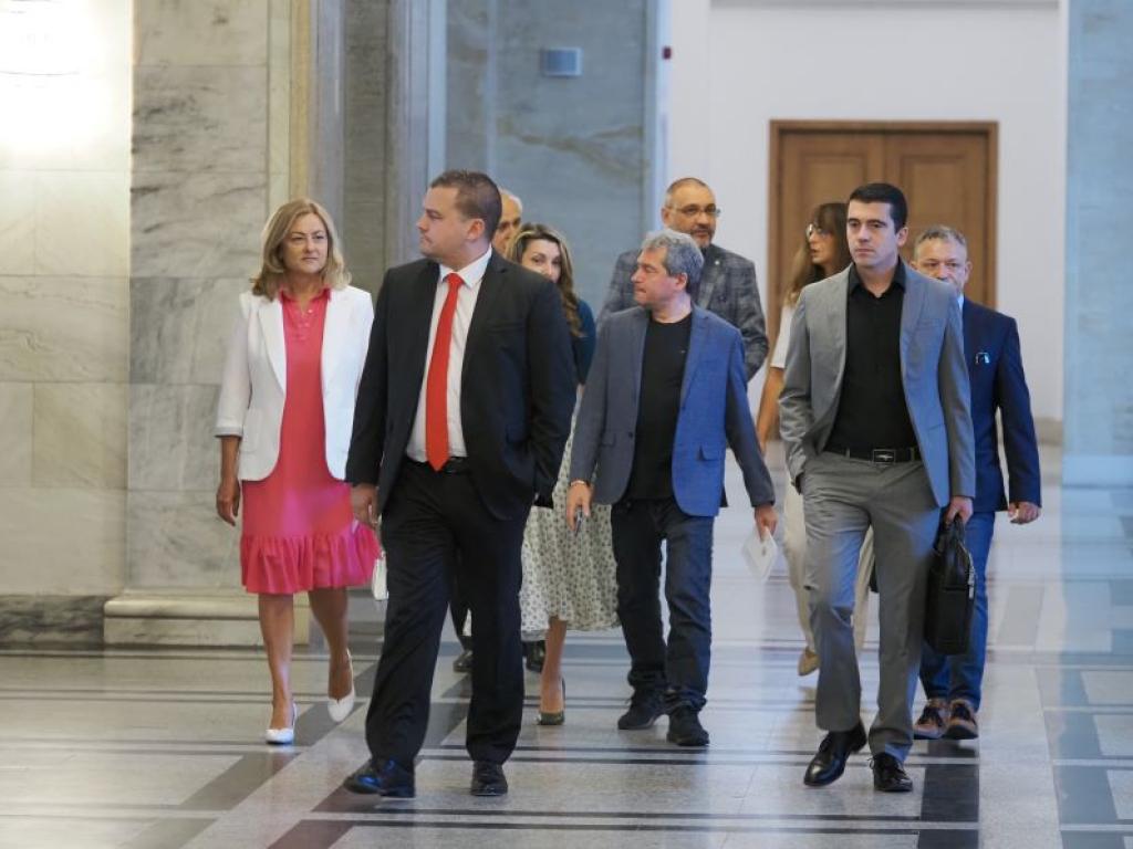 Темата за референдумите и за съдебните промени са обединяващи за