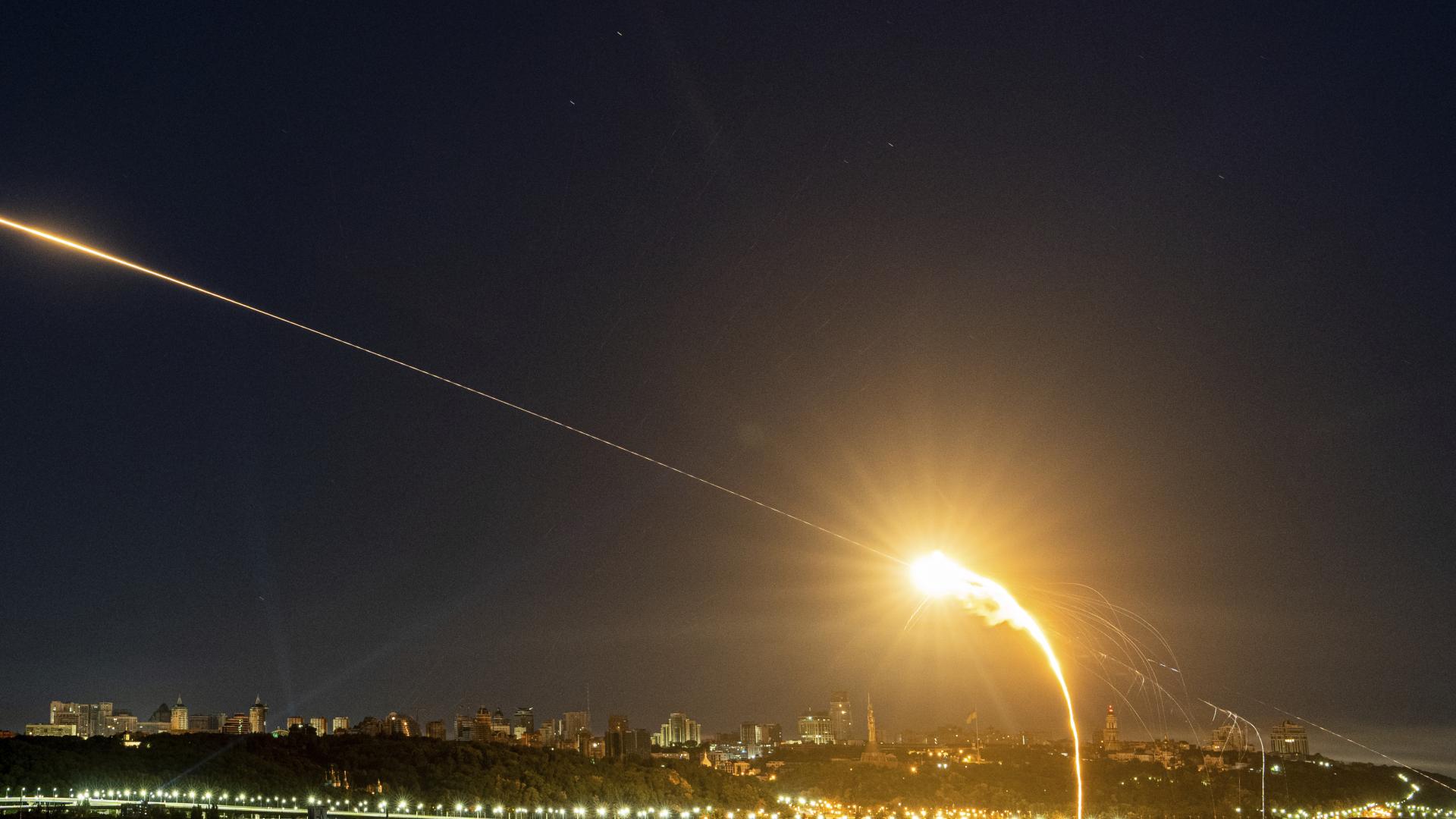 Украинските сили за противовъздушна отбрана отблъскват руско нападение с дронове