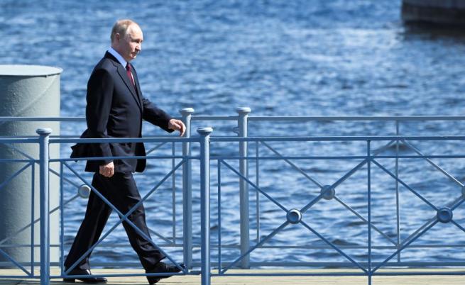  Владимир Путин по време на парада на съветските военноморски сили в Санкт Петербург на 28 юли 2024 година 