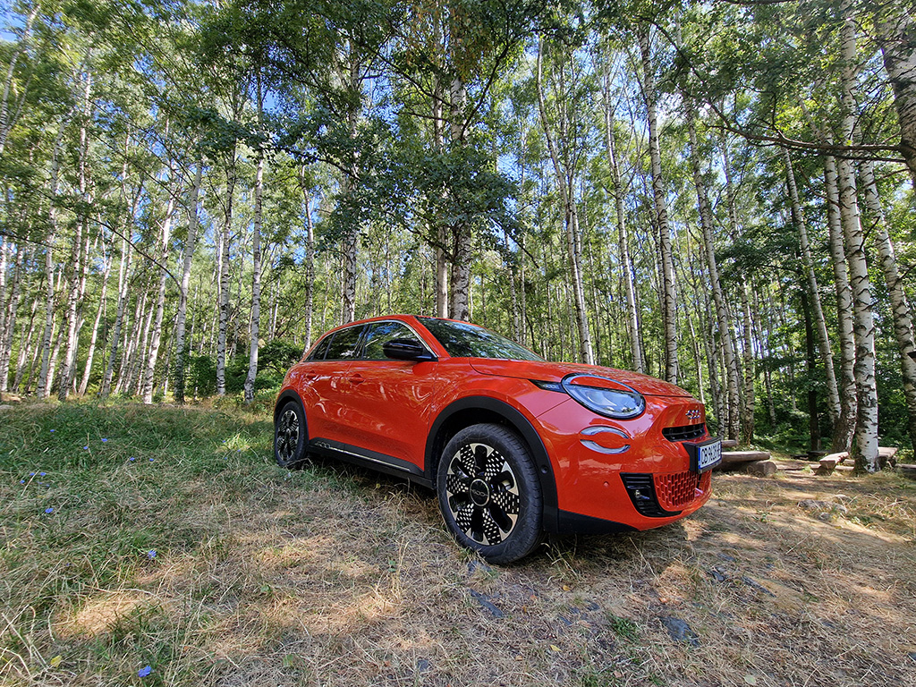 FIAT 600, пораснал спрямо „чинкуенченто”, но все така кокетен и красив като чернокоса италианска с дълги крака