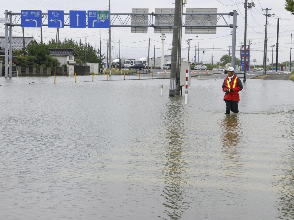 Бавно движеща се буря причини проливни дъждове в Северна Япония