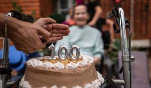 Защо някои хора живеят над 100 години, въпреки че пият и пушат цял живот? Ново изследване дава шокиращ отговор