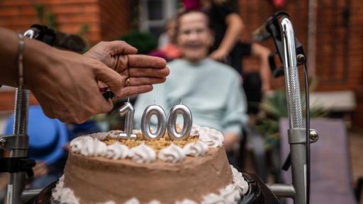 Защо някои хора живеят над 100 години, въпреки че пият и пушат цял живот? Ново изследване дава шокиращ отговор