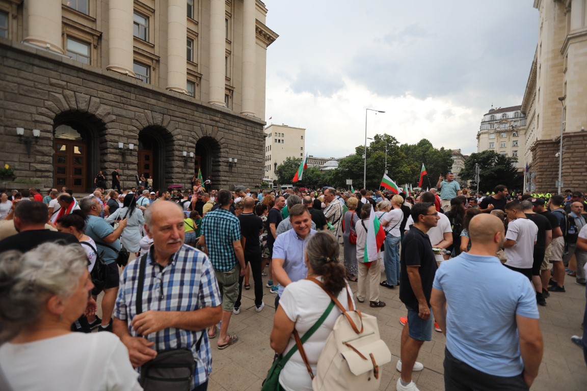 <p>Протести за и срещу промените в Закона за училищното и предучилищното образование, с които се забранява &quot;пропагандата на нетрадиционна сексуална ориентация&quot; в училищата</p>