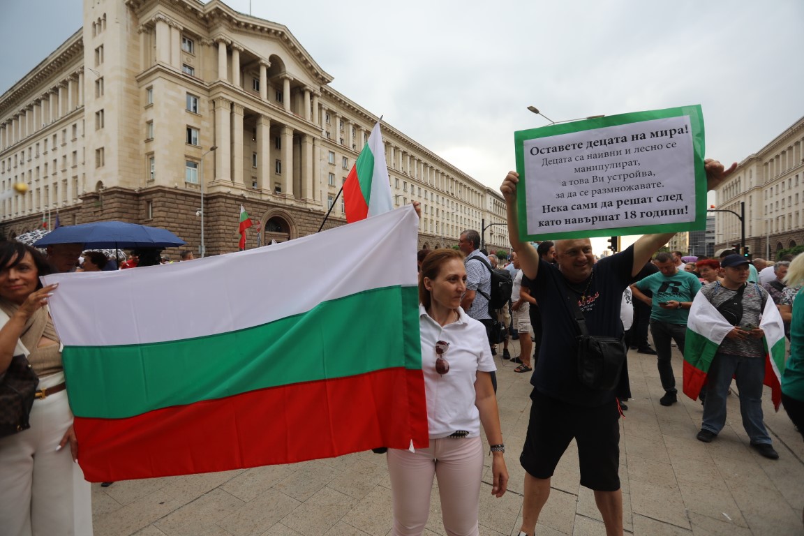 <p>Протести за и срещу промените в Закона за училищното и предучилищното образование, с които се забранява &quot;пропагандата на нетрадиционна сексуална ориентация&quot; в училищата</p>