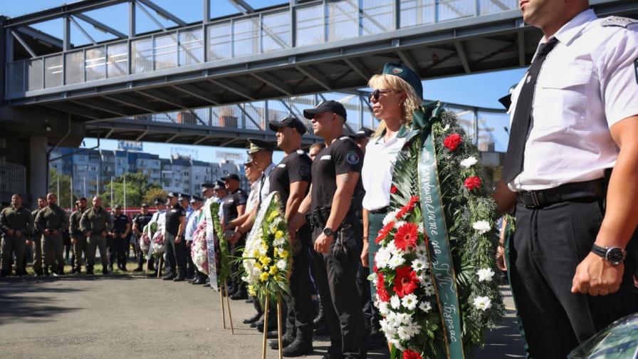 Три години по-късно: Бургас почете паметта на полицаите, пометени от автобус с мигранти