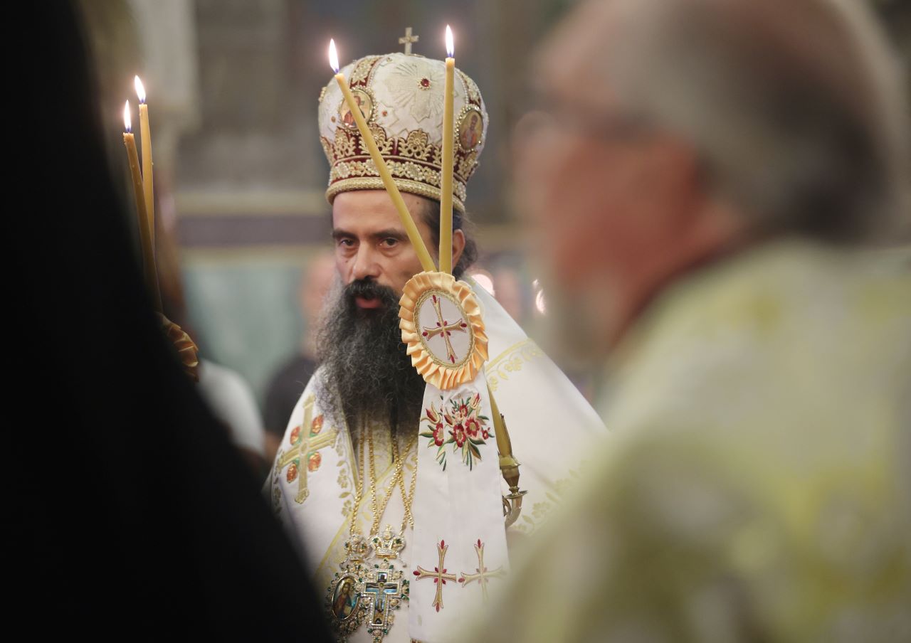 <p>Бог не е в силата, а в правдата, тези думи, това свидетелство ни е оставено от св. княз Александър Невски Новгородски - небесен покровител на патриаршеската ни катедрала &quot;Св. Александър Невски&quot;. И тези думи са засвидетелствани през целия негов живот. На 20-годишна възраст той предвожда войнството на Новгород и отблъсква нашествието на шведите, в тази толкова млада възраст, при числено превъзходство на вражеските войски. Това, което му е дало сила, това е била неговата вяра, каза българският патриарх и Софийски митрополит Даниил в словото си, след като отслужи празничната архиерейска света литургия за летния празник на катедралата &quot;Св. Александър Невски&quot;.</p>